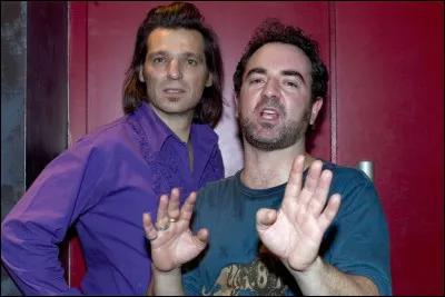 Qui est celui à gauche de l'image ?