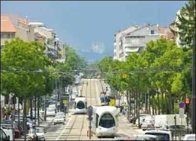 Bron, 42 400 habitants, appartient à l'agglomération de ...