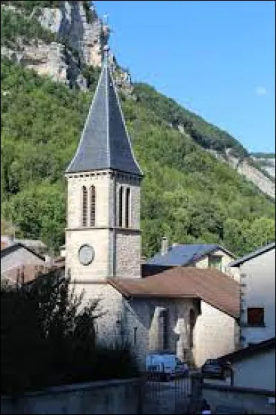 Vous avez sur cette image l'église de l'Assomption, à Chaley. Village de l'arrondissement de Belley, il se situe dans le département ...