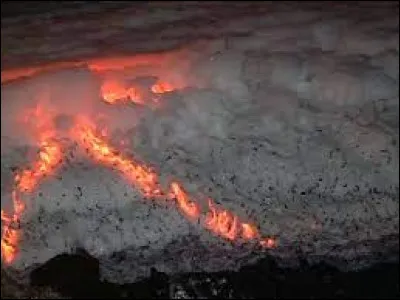 En Inde, près de Bangalore, il arrive que le lac de Bellandur prenne feu, pourquoi ?