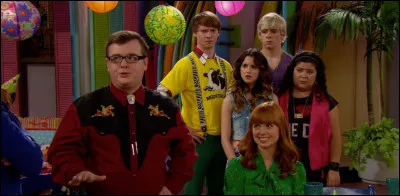 Qui interprète le rôle de "Chuck" ?