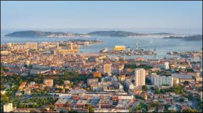 Cette ville possède une très importante base navale et est la préfecture du Var.