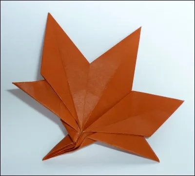 Cette feuille marron est faite en origami.