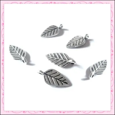 Quelle est la couleur de ces feuilles en forme de breloques ?