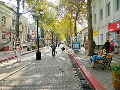 Cette ville de 140 000 habitants, située à l'extrémité orientale de la Crimée, sur une péninsule séparant la mer d'Azov de la mer Noire, c'est ...