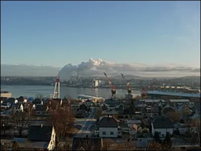 Cette ville norvégienne de 50 000 habitants, située sur la rive est de l'Oslofjord, au sud d'Oslo, c'est ...