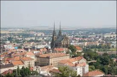 Cette ville de Tchéquie, deuxième plus grande ville du pays avec 390 000 habitants et capitale de la région de Moravie-du-Sud, c'est ...