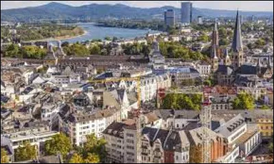 Cette ville allemande de 330 000 habitants, située au bord du Rhin, c'est ...