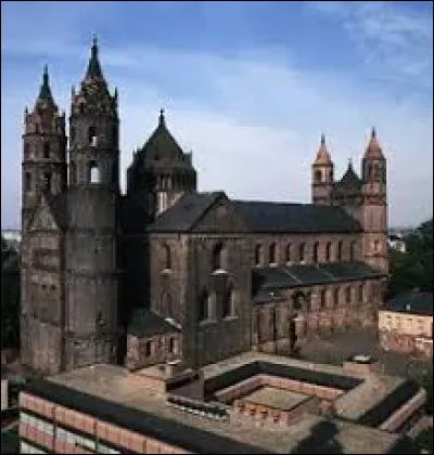 Cette ville allemande de 83 000 habitants, située dans le Land de Rhénanie-Palatinat, sur la rive gauche du Rhin, c'est ...