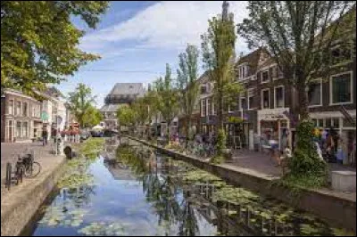 Cette ville néerlandaise de 100 000 habitants, traversée par des canaux et située entre La Haye et Rotterdam, c'est ...