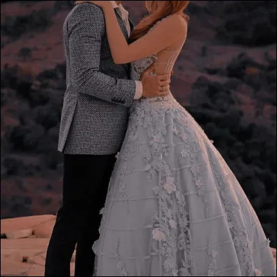 Que fait America lors de sa rencontre avancée avec Maxon ?