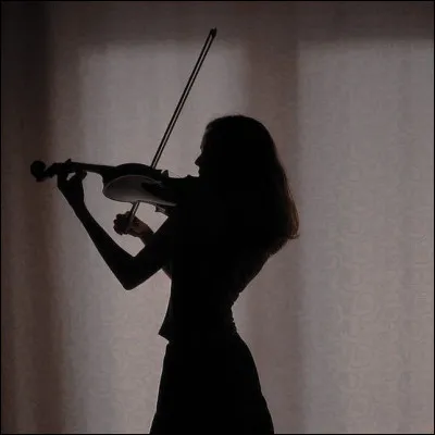 À quelle caste appartient-elle ? Cette caste est spécialisée dans l’art et la musique.