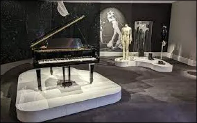 À combien s'est vendu le piano de Freddy Mercury lors d'une vente aux enchères ?