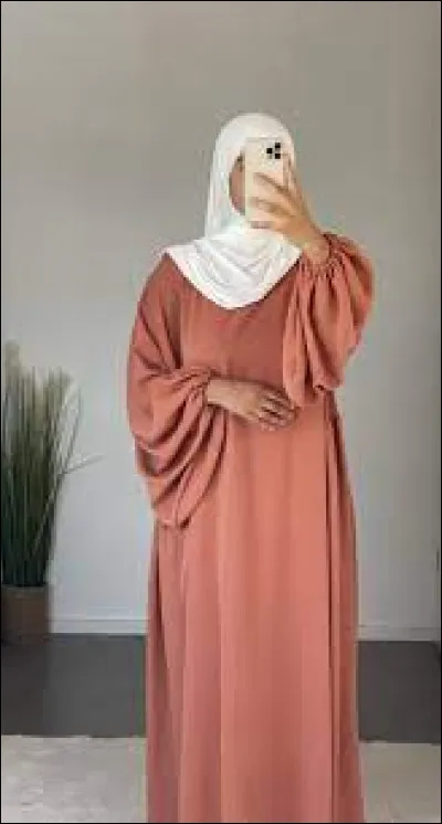 Quel vêtement religieux est désormais interdit d'être porté à l'école depuis la rentrée 2023 ?