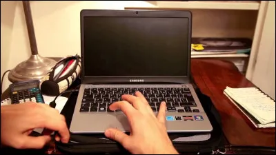 Installez-vous à l'ordinateur et rédigez-moi votre rapport de stage. Tu es en...