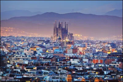 Dans quel pays se trouve Barcelone ?