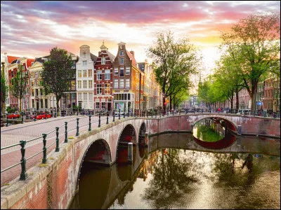 Dans quel pays se trouve Amsterdam ?
