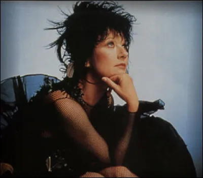 Qui est cette chanteuse dont le premier album s'intitule ''Labyrinthe'' ?