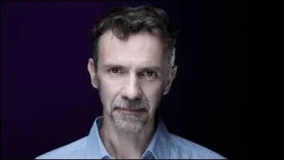 Qui est cet écrivain, auteur du roman policier ''Labyrinthes'' ?