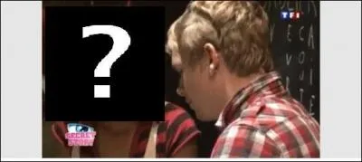 A qui Bastien fait-il faire ce qu'il souhaite ?