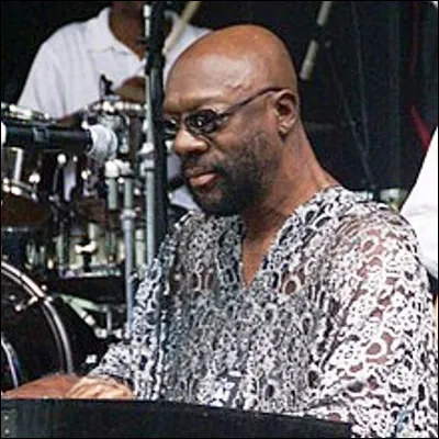 Dans quelle série d'animaton humoristique critique de la société américaine Isaac Hayes a-t-il fait la voix dun personnage récurrent pendant les neuf premières saisons ?