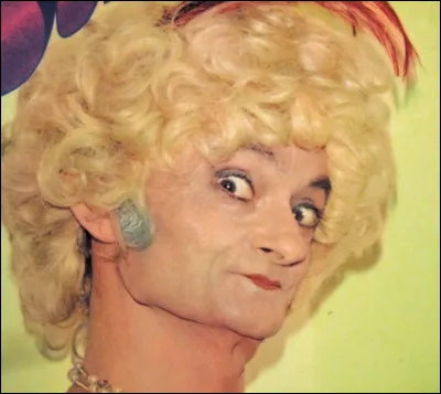 Dans certaine contrée, la veille de Noël, on met au feu une grosse souche de bois. On appelle celle-ci...