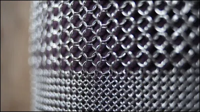 Et une cotte de maille ? Peut-elle en traverser une ?