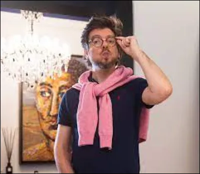 Quel youtubeur fran&ccedil;ais est sp&eacute;cialis&eacute; dans les cam&eacute;ras cach&eacute;es ?