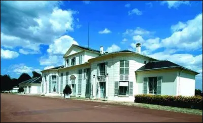 ''Le Bureau international des poids et mesures (BIPM)'' est situé dans quel pavillon du parc de Saint-Cloud ?