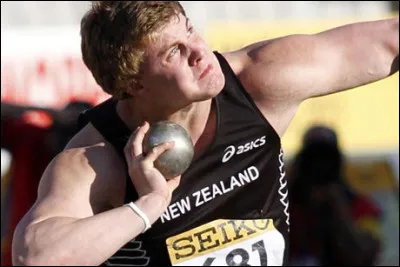 Quelle est la masse du poids en compétition officielle pour hommes ?