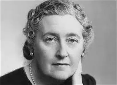 Qui est cette écrivaine britannique, auteure du roman ''Le Poids de l'amour'' ?