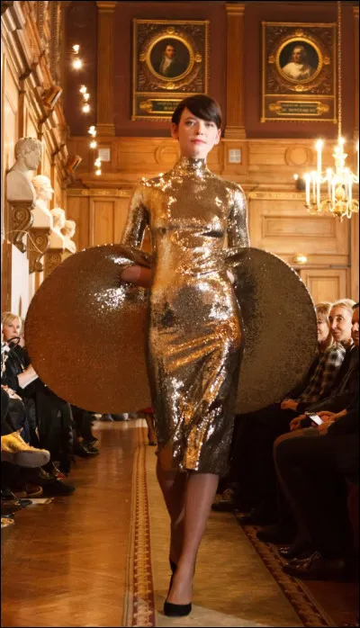 Le "Dé d'or de la haute couture" est un prix décerné deux fois par an, en France. Quel est le seul couturier à l'avoir reçu à trois reprises ?