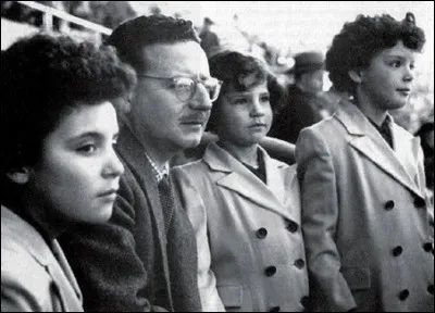 Quelles études universitaires entreprend-il en 1925 ?