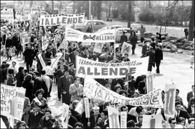 Après avoir brigué à quatre reprise la présidence du Chili, Allende est enfin élu le 4 septembre 1970 mais avec quel score ?