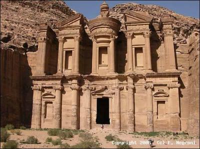 Dans quel pays se trouvent les trs clbres ruines de Ptra ?