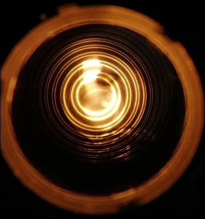 Histoire > Dès 1913, alors qu'une partie de l'Europe ne rêve que de guerre, deux physiciens [...leur nom ?...] découvrent l'existence de la couche d'ozone grâce à [...quoi donc ?...]