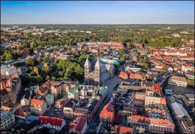 Cette ville suédoise de 80 000 habitants, située au sud-ouest de la Scanie, connue pour sa cathédrale et pour son université, c'est ...
