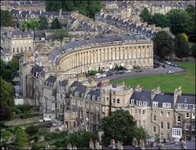 Cette ville de 85 000 habitants du sud-ouest de l'Angleterre, située près de Bristol, c'est ...