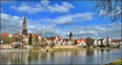 Cette ville allemande de 120 000 habitants, située dans le Bade-Wurtemberg et traversée par le Danube, c'est ...