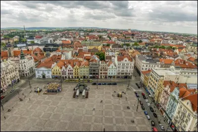 Cette ville tchèque de 180 000 habitants, située en Bohème, c'est ...