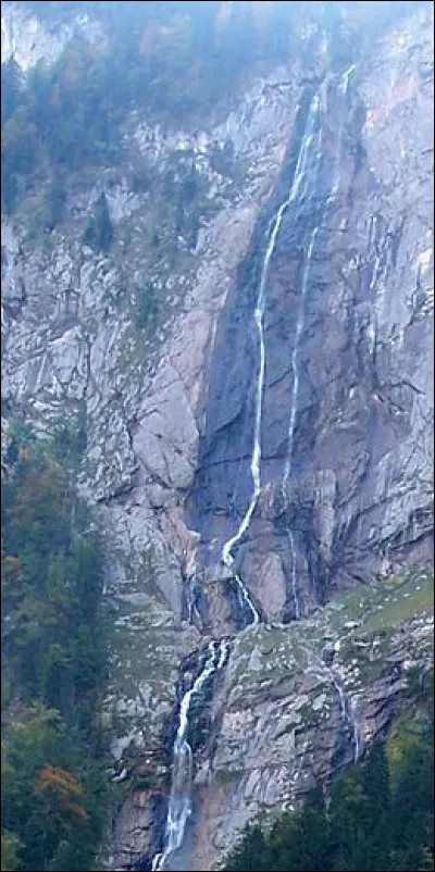 La plus haute chute d'eau d'Allemagne avec une hauteur de 470 mètres est...
