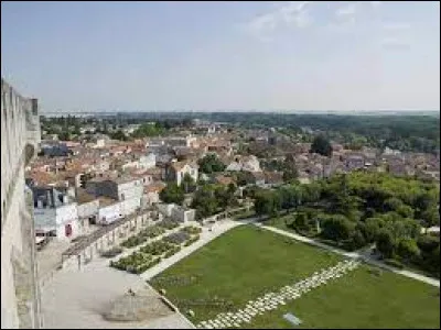 Pons : dans quel département se trouve la petite ville - 4 200 habitants - de Pons ?