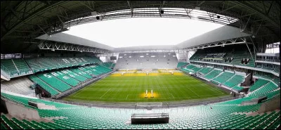 Quel est le surnom du stade Geoffroy-Guichard, un des neufs stades retenus pour accueillir certains matches ?