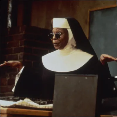 Sister Act : L'histoire d'une chanteuse de cabaret devenue nonne. Puis enseignante dans le 2e acte ! Ce film fait découvrir au grand public une jeune chanteuse. Laquelle ?