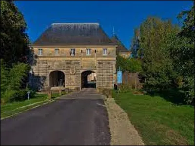 Nous sommes en Lorraine, à Marsal, devant la Porte de France. Village du Saulnois, fortifié par Vauban, il se situe dans le département ...