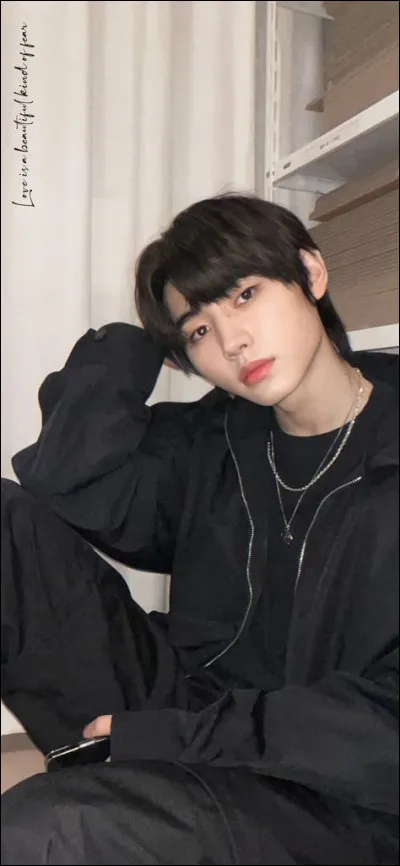 Dans le groupe il est :