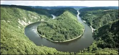 C'est le plus petit Land en superficie après les villes-Etat ; il se situe dans le sud-ouest du pays, bordé par la frontière française, et compte 1 million d'habitants :