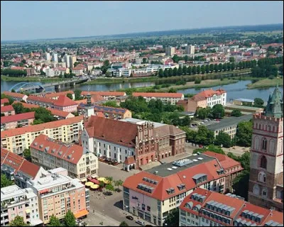 Ce Land, situé dans l'ancienne RDA et bordé par la vallée de l'Oder, a pour capitale Potsdam :