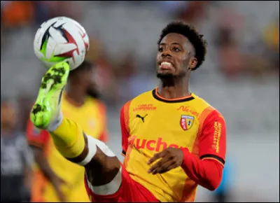 Il n'y a pas que le PSG qui se soit renforcé cette saison parmi les clubs français. Dauphin du PSG la saison dernière en championnat, le RC Lens a aussi recruté des joueurs. Notamment Elye Wahi, un attaquant pour remplacer Lois Openda qui est parti. Mais combien d'années son contrat va-t-il durer ?