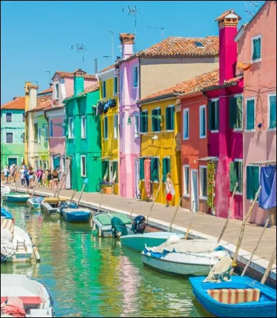 Qui n’a jamais rêvé d’avoir une maison rose, jaune, bleue, verte ?
Dans la ville de Burano, c’est possible !
Cela se situe…